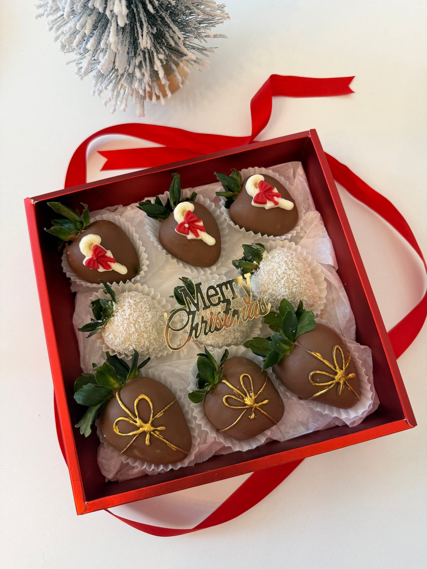 *Christmas & New Year Chocolate-Covered Strawberries – Festive Gift Box (9 pcs)