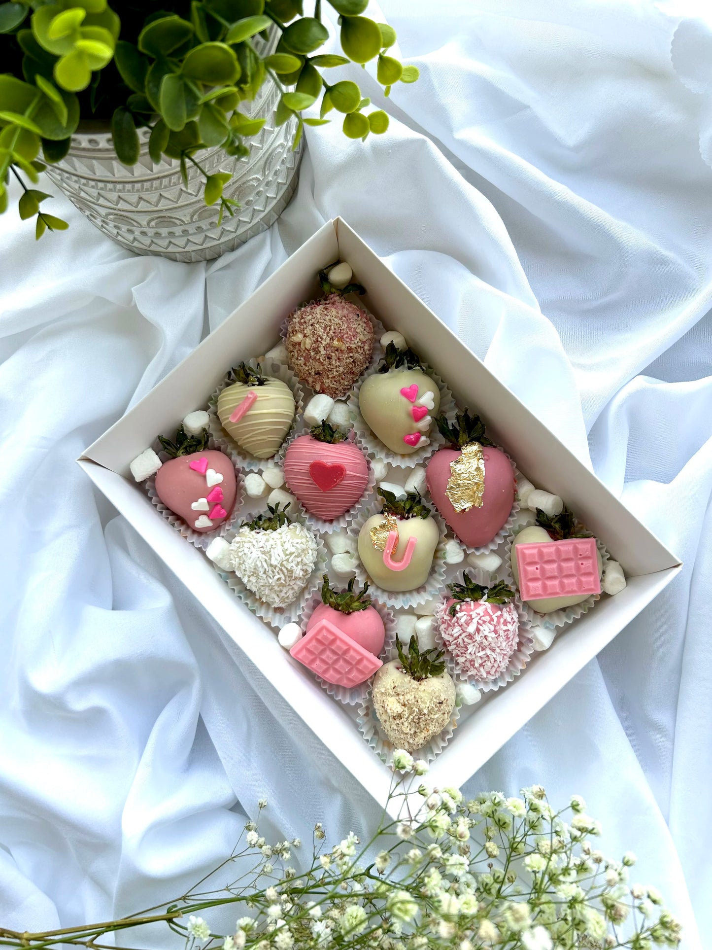 Love Collection: Chocolate-Dipped Strawberry Dozen