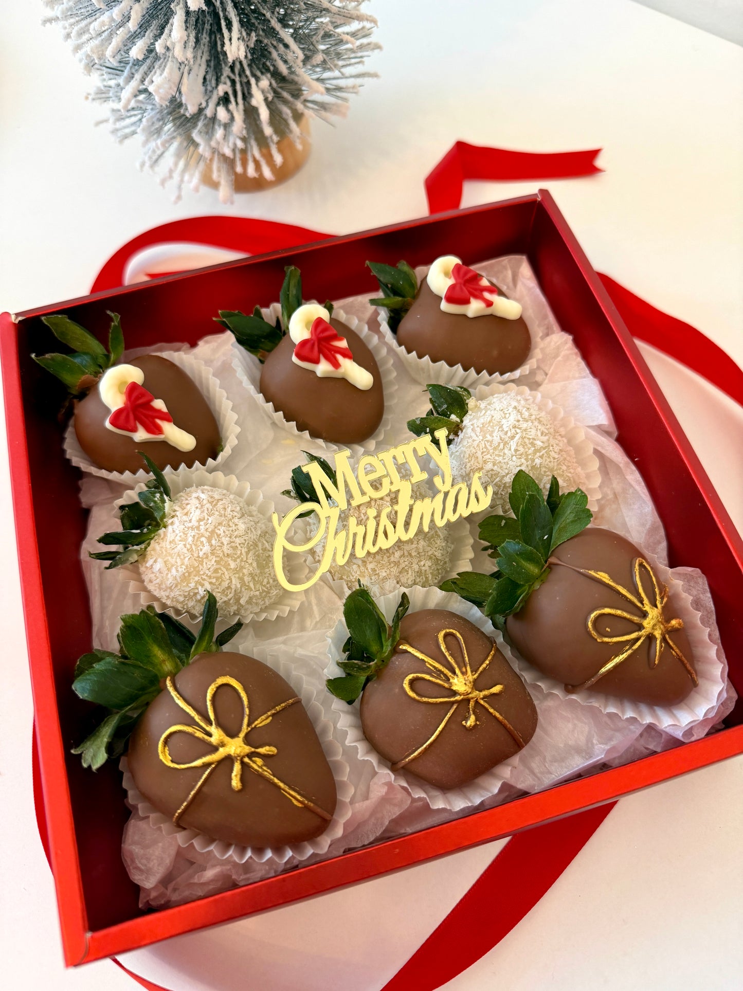 *Christmas & New Year Chocolate-Covered Strawberries – Festive Gift Box (9 pcs)