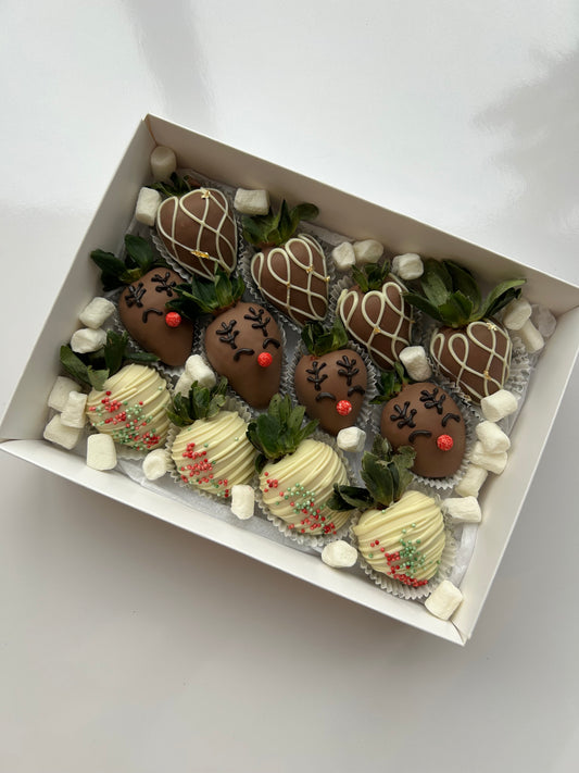 *Christmas-Themed Chocolate-Covered Strawberries – Box of 12
